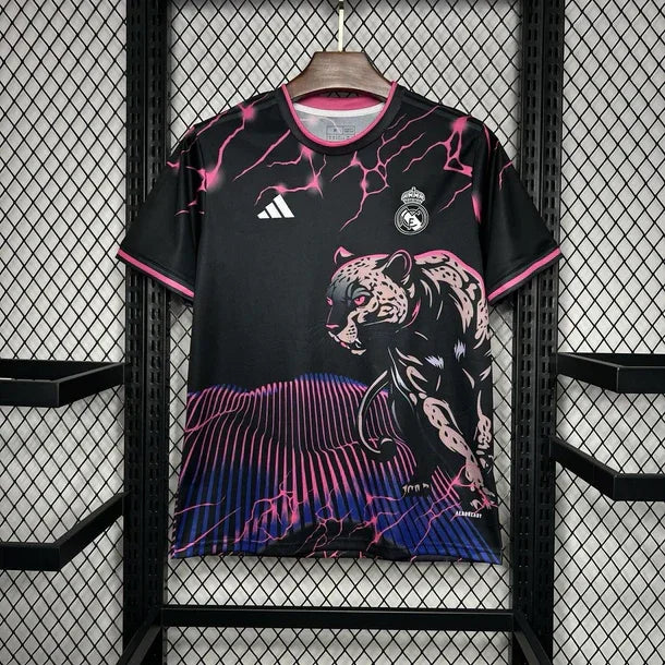 Maillot Real Madrid noir et rose Panther 2024/25 de Le 12 -ème Maillot, vue front avec logo et design moderne