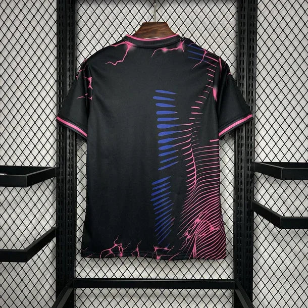 Maillot Real Madrid Noir Rose Panther 2024/25 de Le 12 -ème Maillot, vue du devant avec logo et design noir et rose.