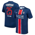 Maillot PSG Champions 24/25 Le 12 -ème Maillot avec flocage, vue en gros plan sur le logo et le design du maillot.