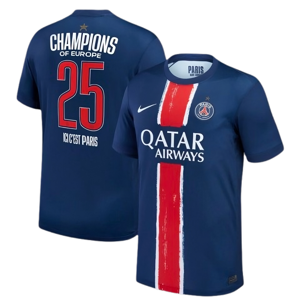 Maillot PSG Champions 24/25 Le 12 -ème Maillot avec flocage, vue en gros plan sur le logo et le design du maillot.