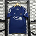 Maillot PSG 24/25 bleu de l'équipe de football Le 12 -ème Maillot, devant avec logo et détails sportifs.