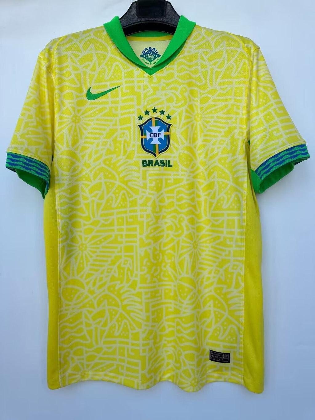 Maillot de football Brésil 24/25 jaune Le 12 -ème Maillot, spécial D, vue de face avec logo et détails du design.