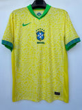 Maillot de football Brésil 24/25 jaune Le 12 -ème Maillot, spécial D, vue de face avec logo et détails du design.
