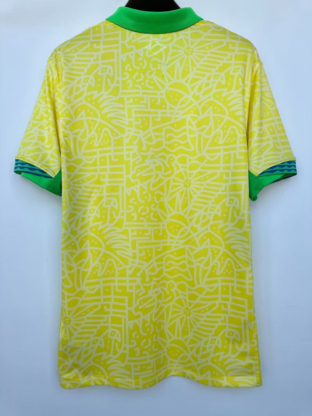 Maillot de football Brésil 24/25 jaune Le 12, vue de face avec logo et détails sportifs visibles.