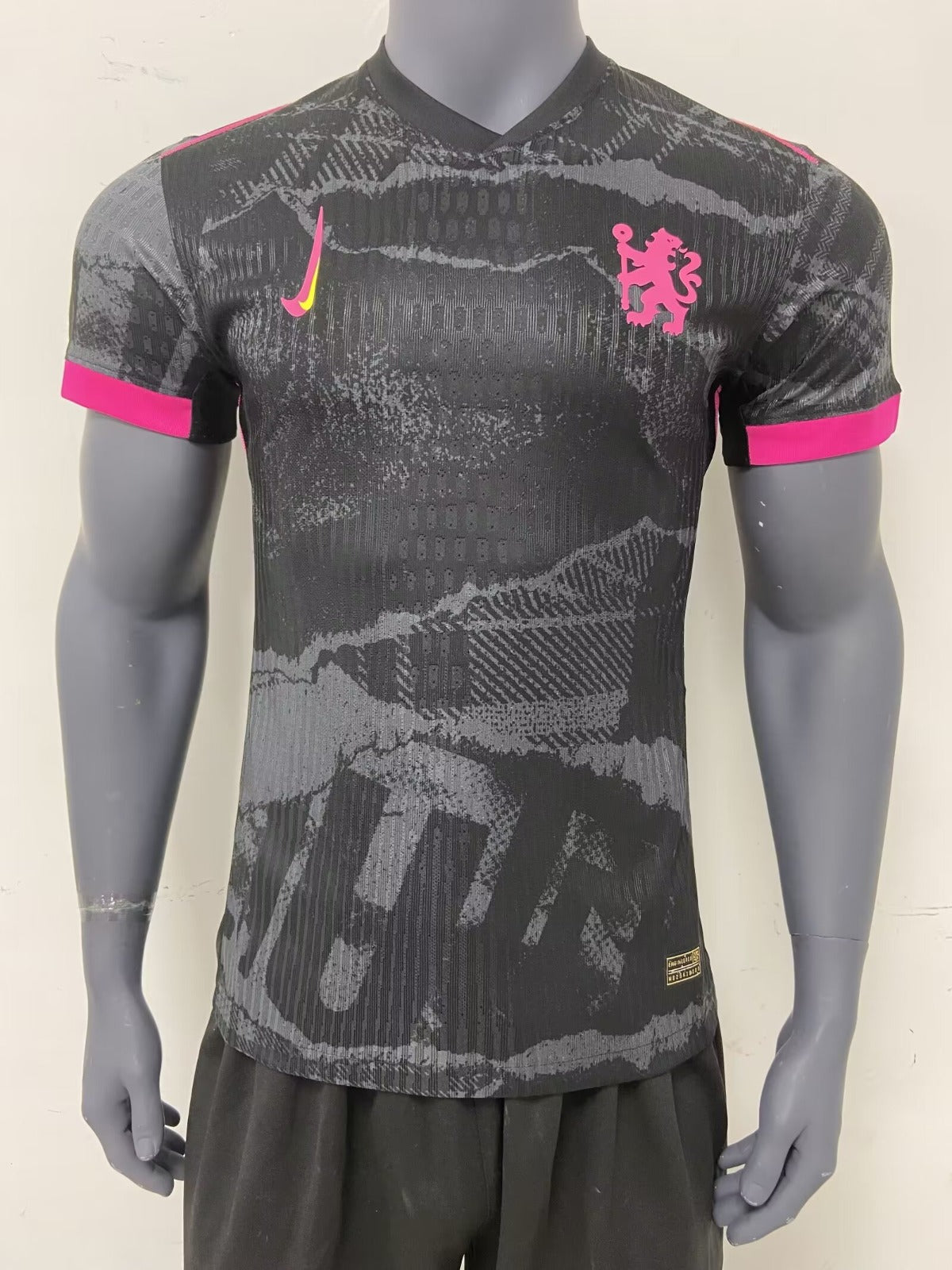 Maillot Chelsea 24/25 Noir de l'équipe Le 12 -ème Maillot, vue de face avec logo et détails du maillot de football.