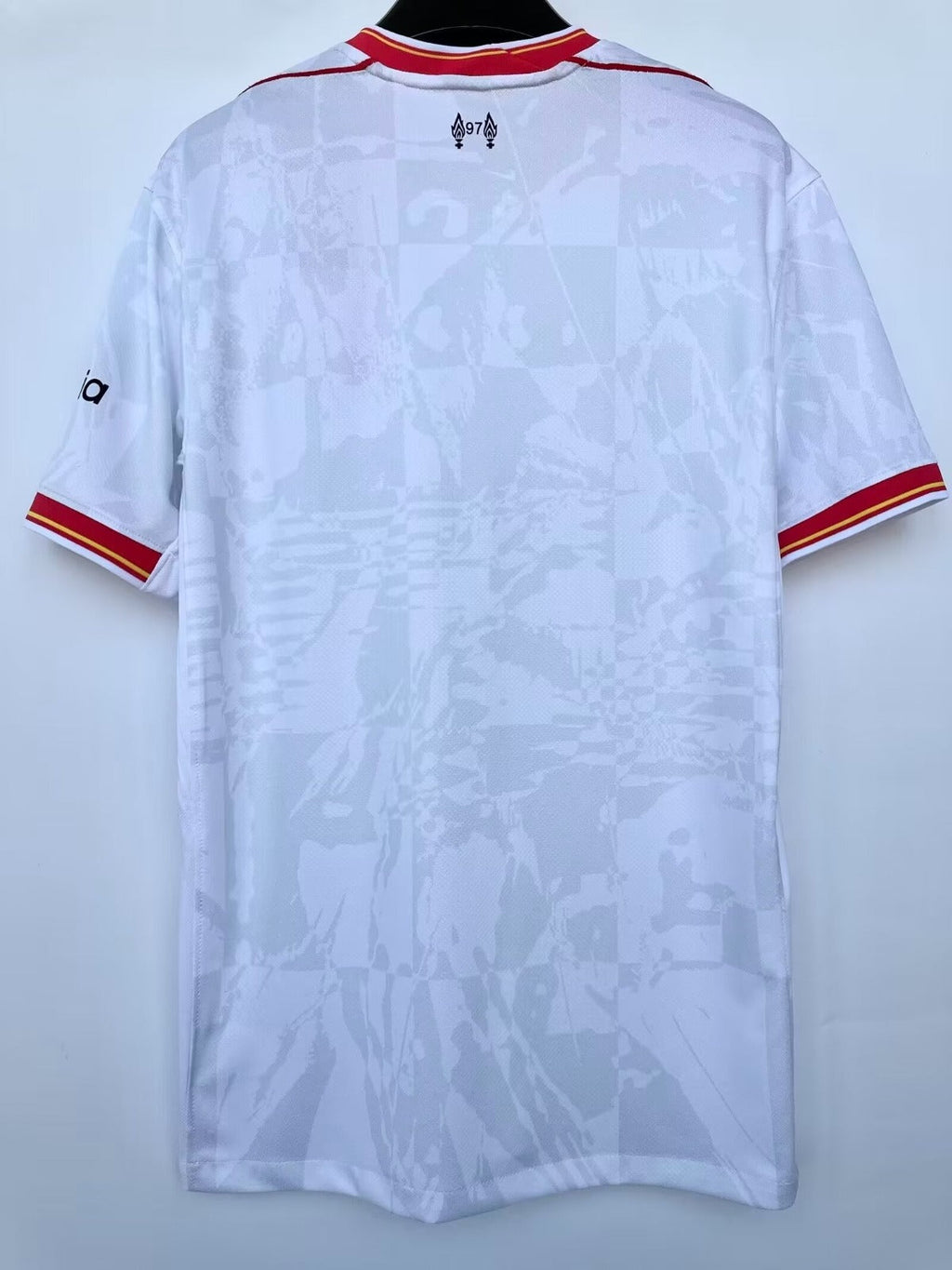 Maillot de football Liverpool 2024/2025 blanc, Le 12 -ème Maillot, vue de face avec logo et détails du maillot.