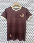 Maillot de football Flamengo 24/25 Le 12, maillot officiel avec logo et design du club, vue de face.