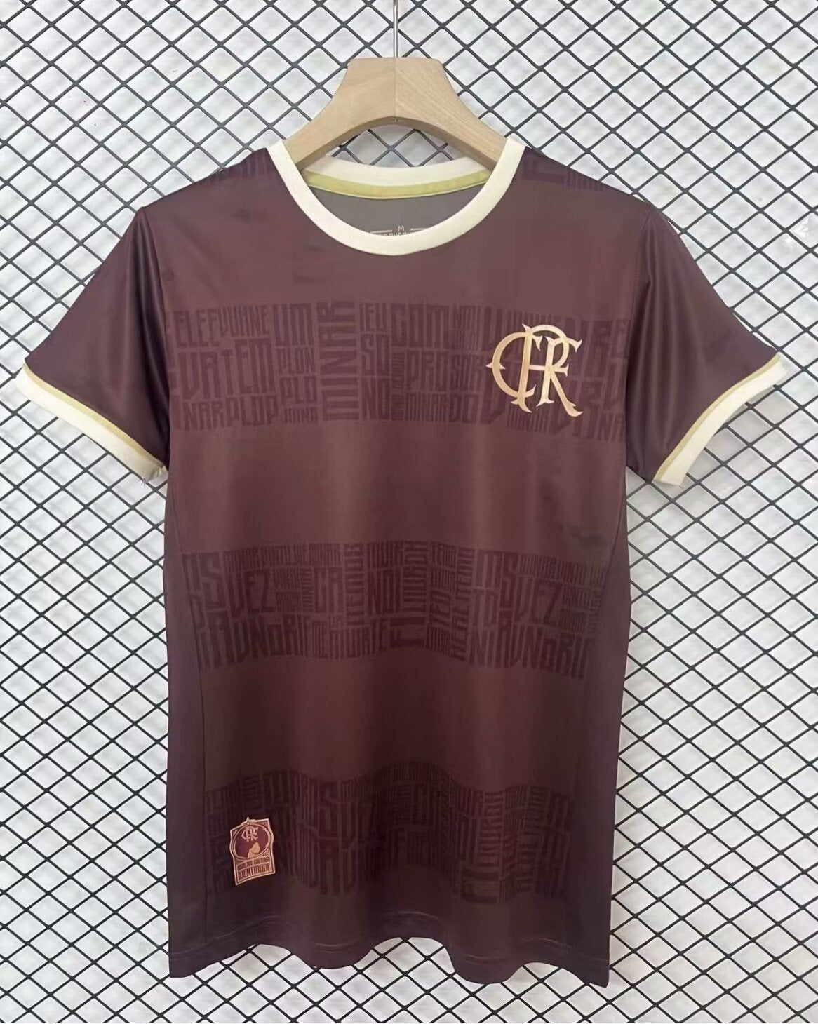 Maillot de football Flamengo 24/25 Le 12, maillot officiel avec logo et design du club, vue de face.