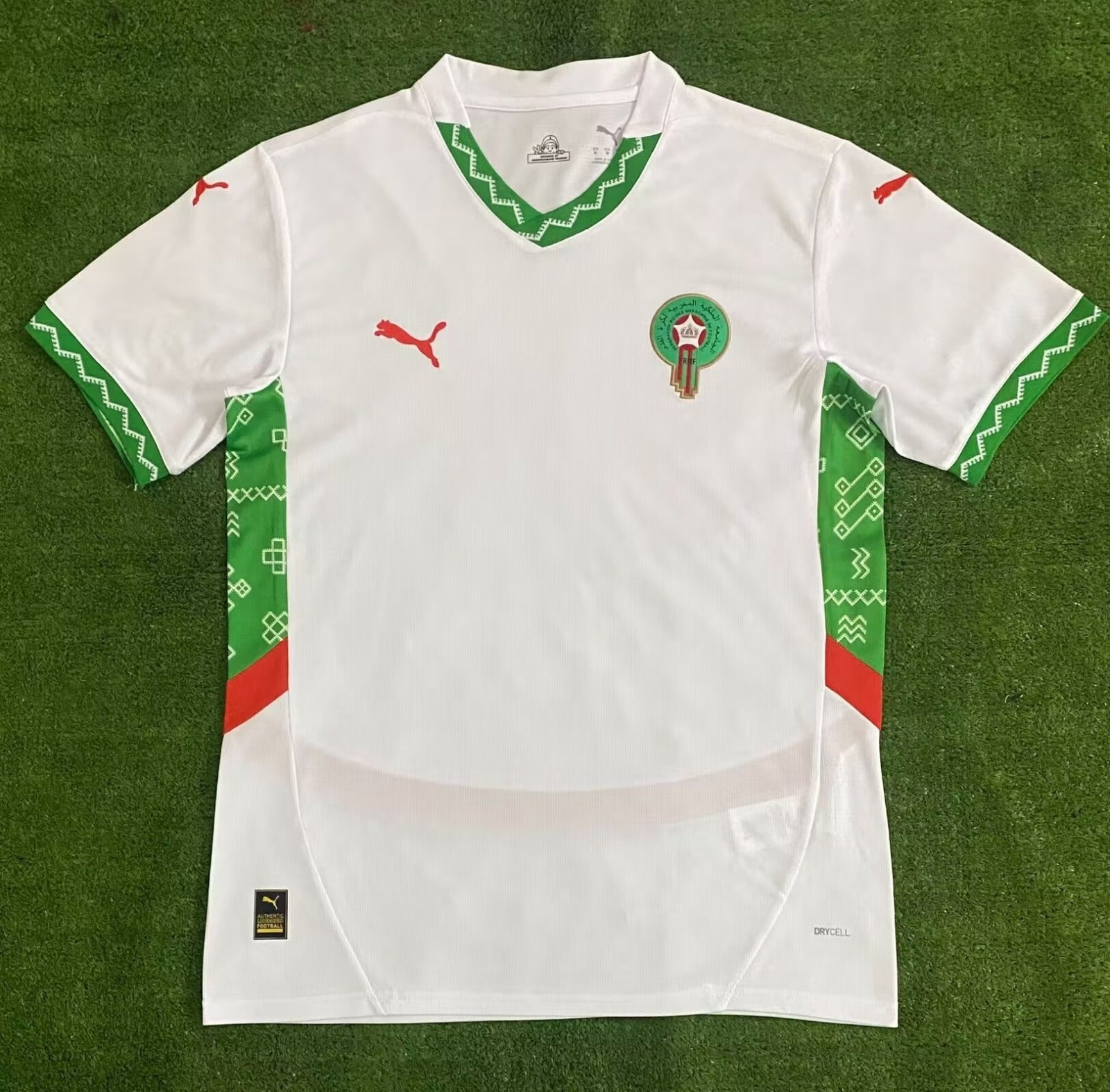 Maillot 24/25 Maroc Le 12 -ème Maillot, maillot de football avec drapeau marocain, couleurs rouges et vertes.