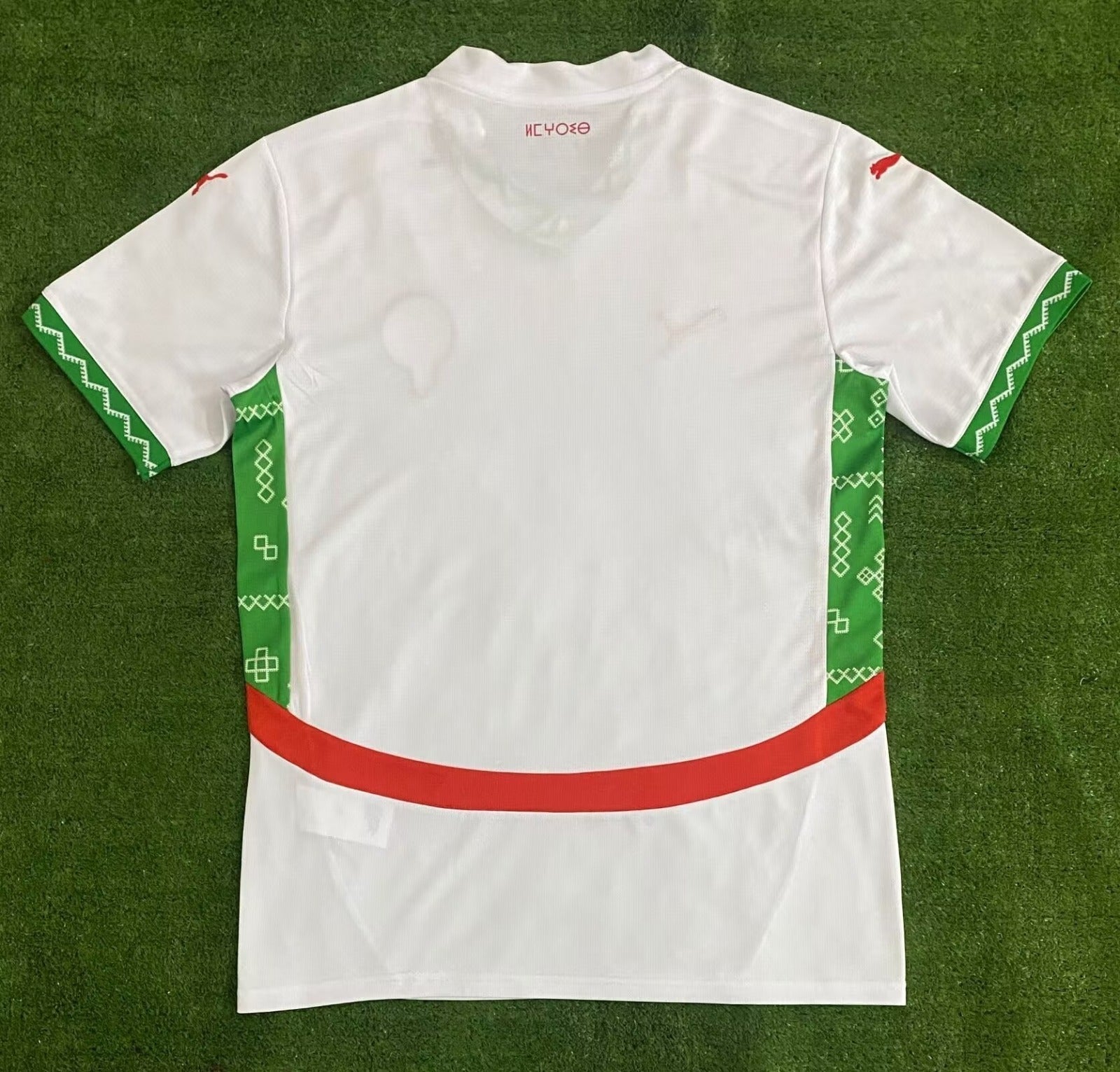 Maillot 24/25 Maroc Le 12 -ème Maillot, maillot de football avec couleurs rouge et vert, logo du Maroc visible.