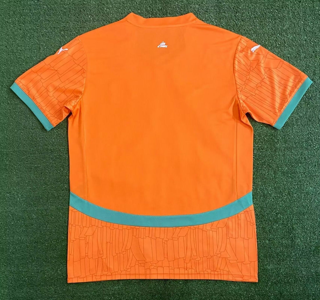 Maillot de football Côte d'Ivoire 24/25 Le 12 -ème Maillot, maillot officiel avec logo et design bleu, blanc et orange.