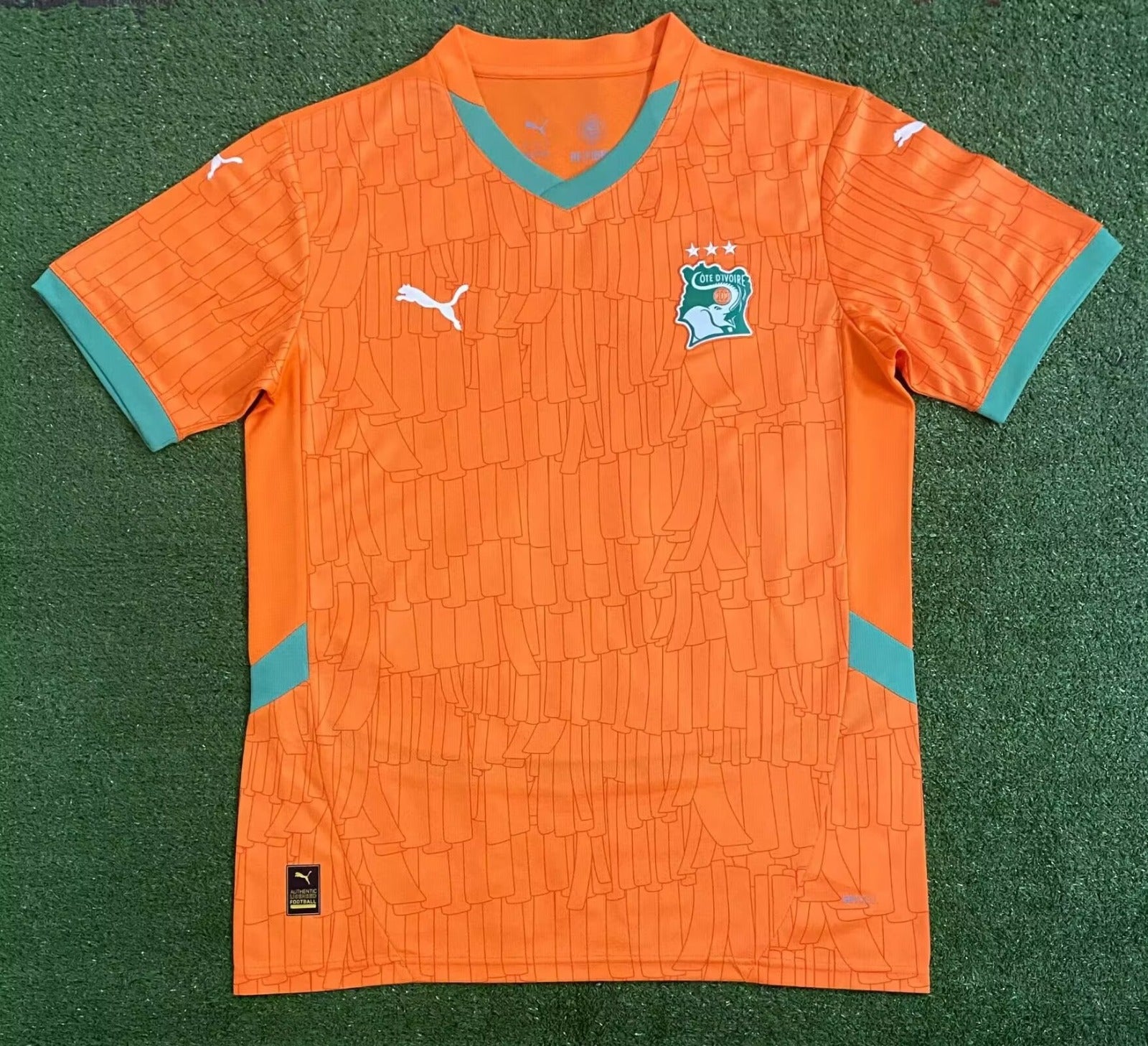 Maillot 24/25 Côte d'Ivoire Le 12 -ème Maillot, maillot de football avec couleurs ivoiriennes, devant visible sur fond blanc.