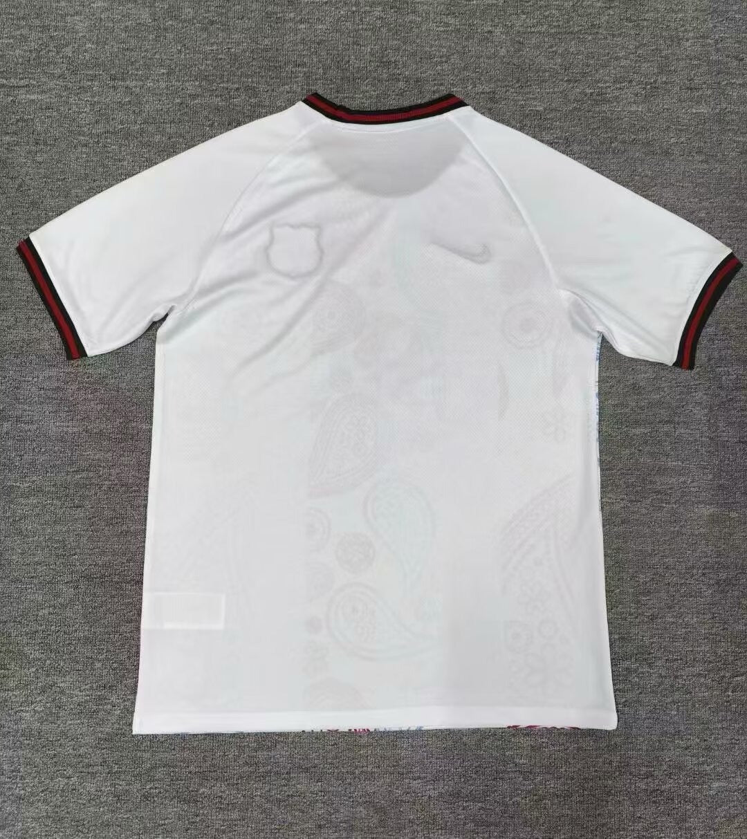Maillot 24/25 Barcelone Le 12 -ème Maillot, maillot de football avec logo et détails sportifs, vue avant.