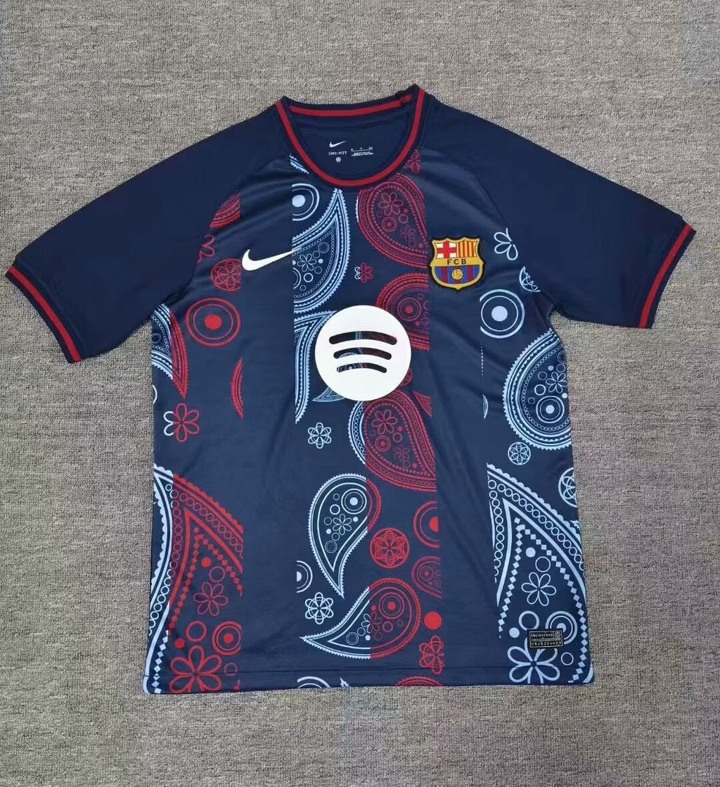 Maillot 24/25 Barcelone Spécial H de Le 12, maillot de football avec logo et design coloré, vue de face.