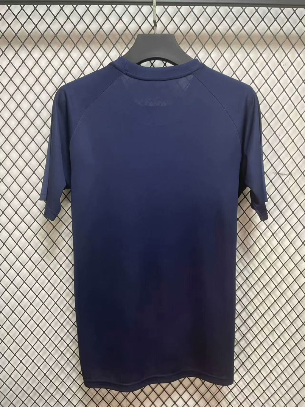 Maillot de football Barcelone 24/25 Le 12, maillot spécial H, blanc avec détails bleus et rouges, devant du maillot.