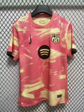 Maillot de football Barcelone 24/25, version spéciale rouge, de la marque Le 12 -ème Maillot, portant le logo et détails du club.