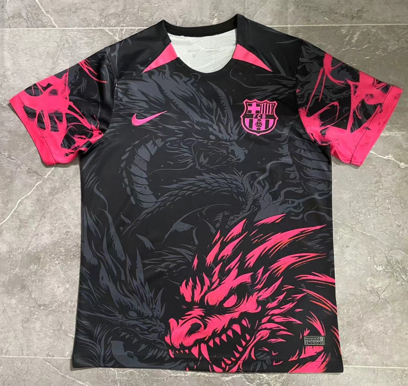 Maillot 24/25 Barcelone Spécial Dragon Le 12 -ème Maillot, maillot de football avec logo et design coloré.