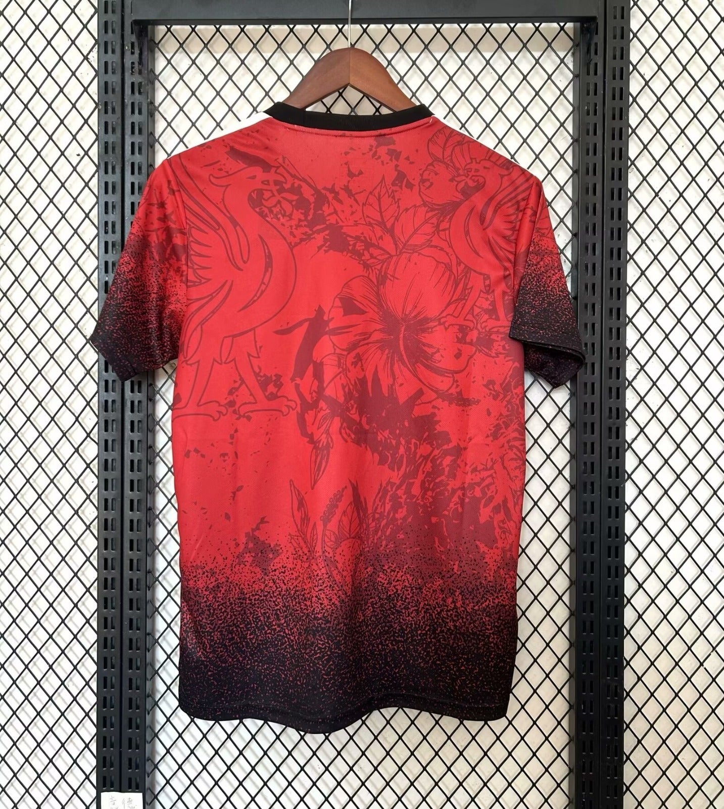 Maillot rouge Liverpool 24/25 Le 12 -ème Maillot, design spécial Dragon, vue frontale du maillot de football.
