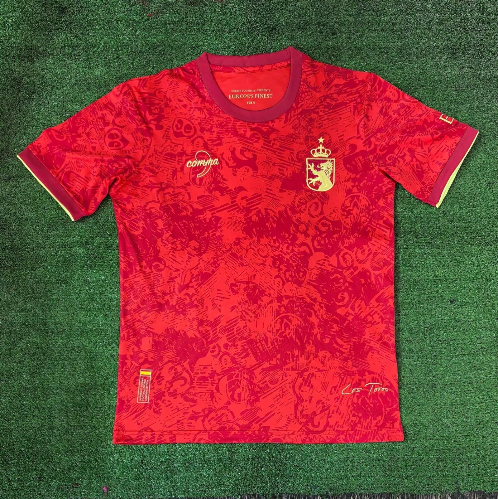 Maillot 24/25 Espagne Le 12, maillot de football avec logo officiel, couleurs rouge et jaune, vue front de l'équipe nationale.