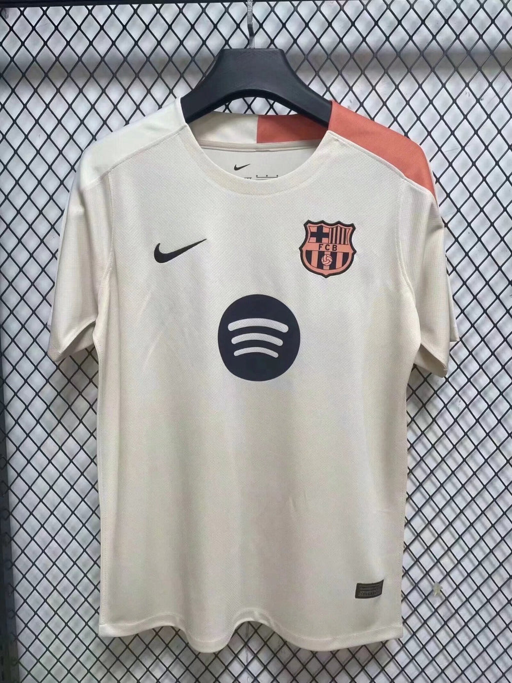Maillot de football Barcelone 24/25 Le 12 -ème Maillot, modèle spécial II, avec logo et détails de l'équipe.