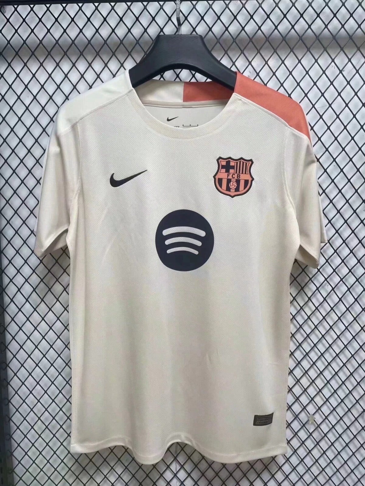 Maillot de football Barcelone 24/25 Le 12 -ème Maillot, modèle spécial II, avec logo et détails de l'équipe.