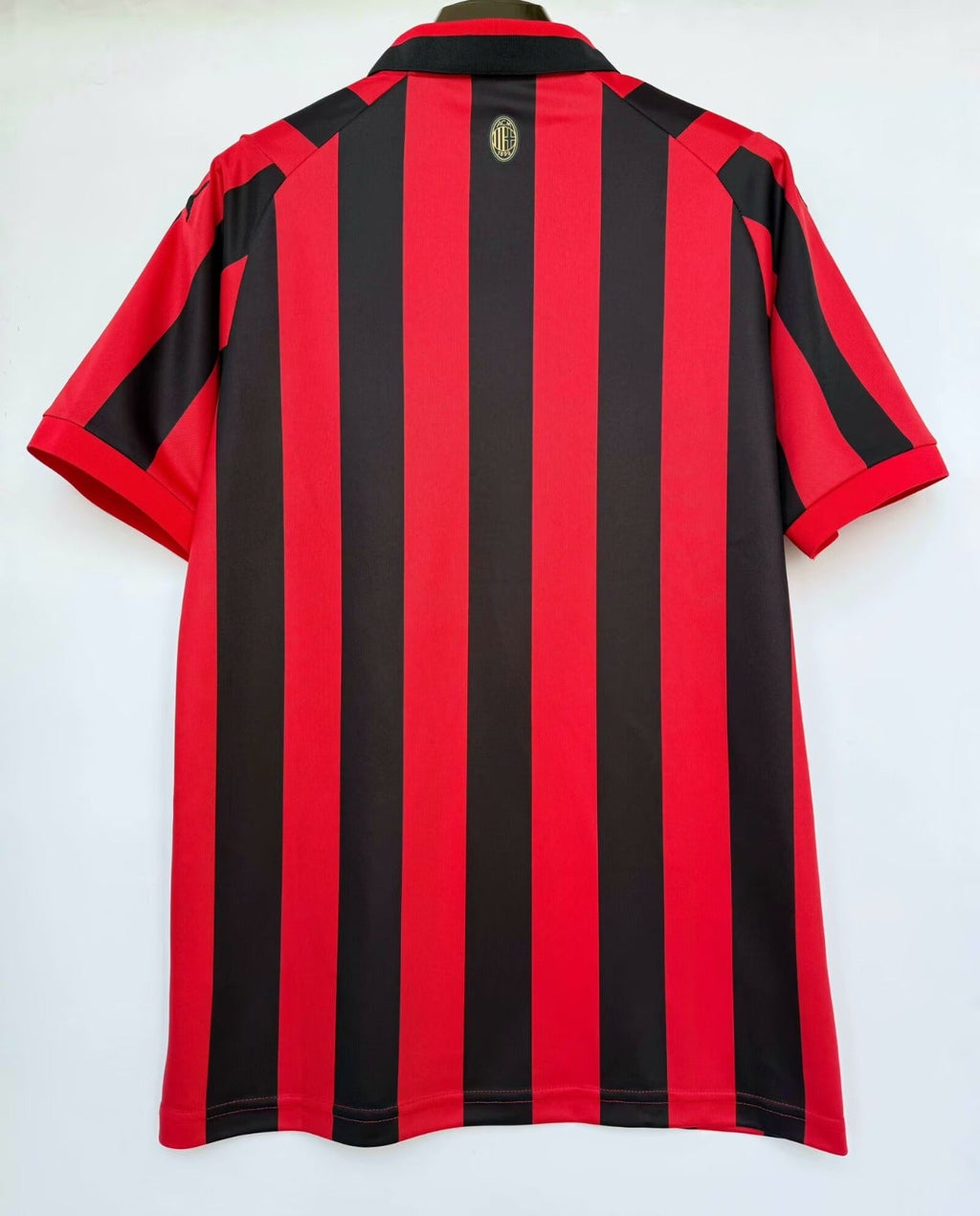 Maillot 24/25 AC Milan Le 12, maillot de football rouge et noir avec logo et détails de l'équipe sur le devant.