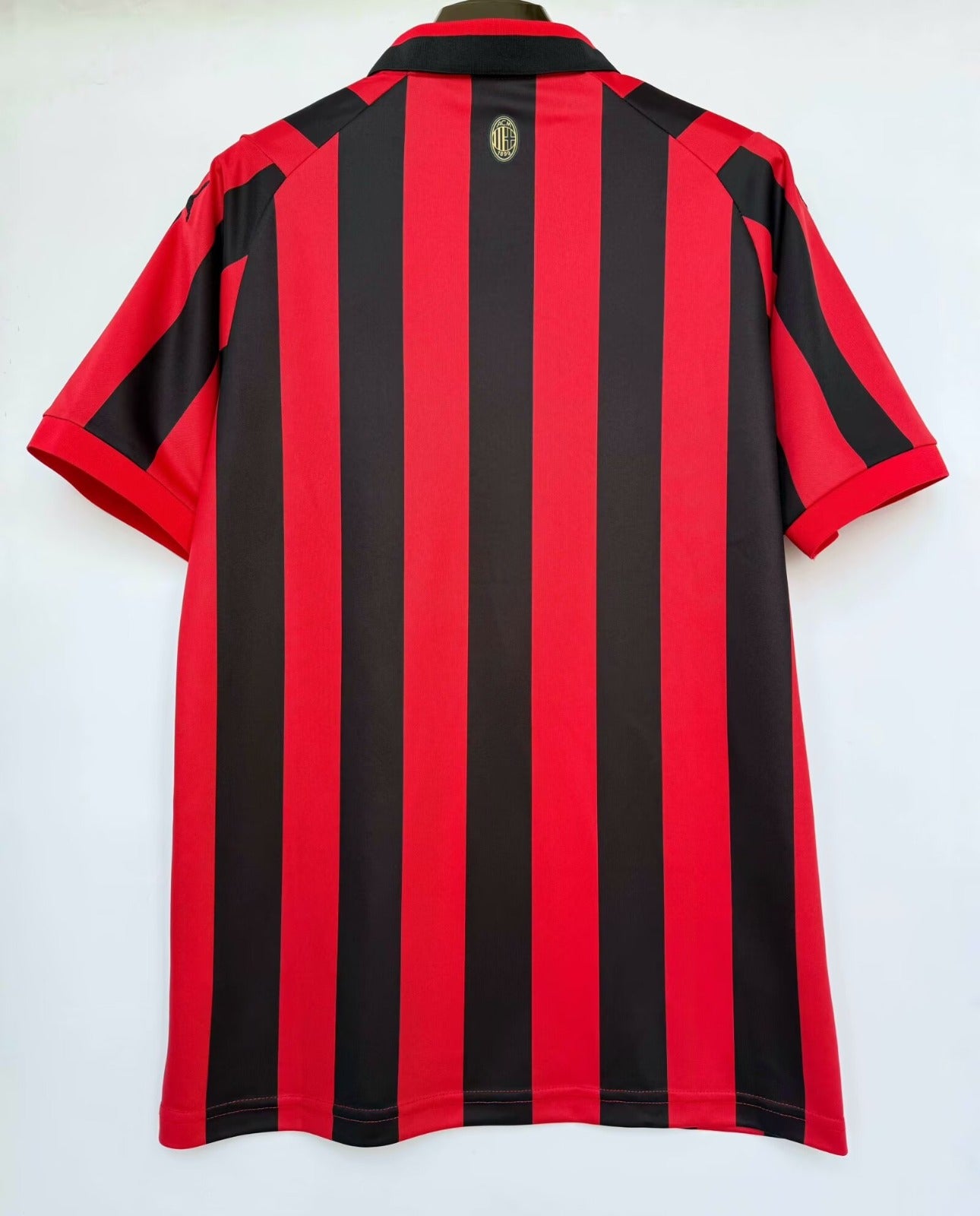Maillot 24/25 AC Milan Le 12, maillot de football rouge et noir avec logo et détails de l'équipe sur le devant.