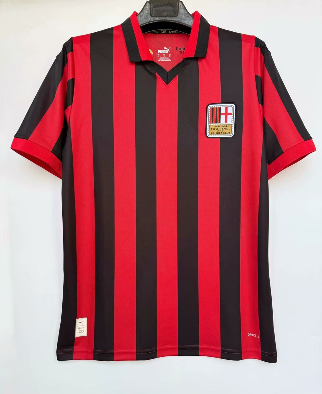 Maillot 24/25 AC Milan Le 12 -ème Maillot, maillot de football rouge avec logo et détails noirs, vue de face.
