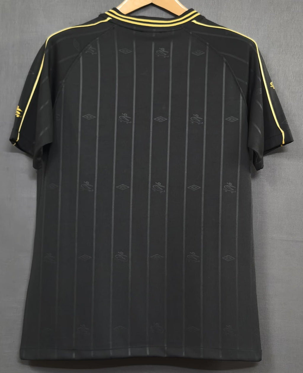 Maillot Santos 24/25 de Le 12 -ème Maillot, maillot de football avec logo et design officiel, vue de face.