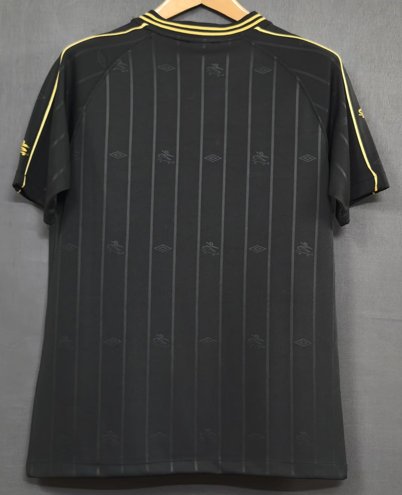 Maillot Santos 24/25 de Le 12 -ème Maillot, maillot de football avec logo et design officiel, vue de face.