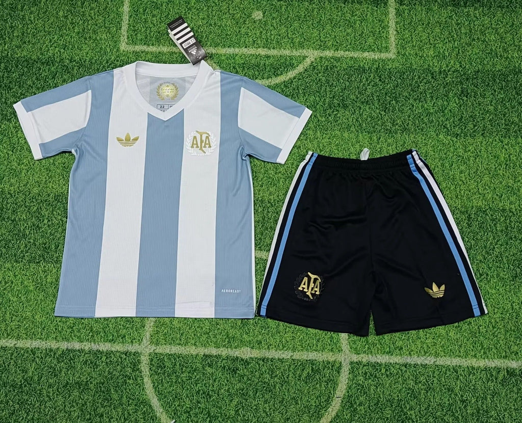 Ensemble pour enfant 24/25 ans, marque Le 12 -ème Maillot, comprenant un maillot et un short aux couleurs argentines.