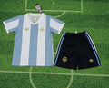 Ensemble pour enfant 24/25 ans, marque Le 12 -ème Maillot, comprenant un maillot et un short aux couleurs argentines.