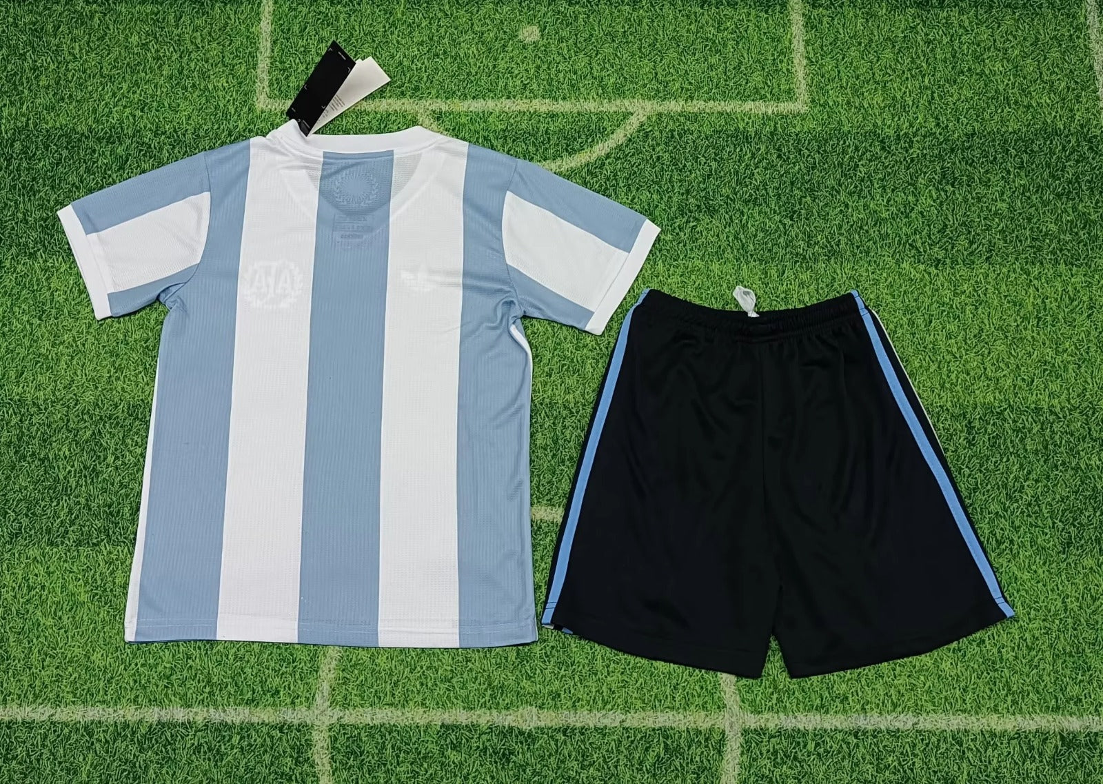 Ensemble pour enfant 24/25 ans, maillot Argentine Le 12, tenue sportive avec maillot et shorts, vue de face.