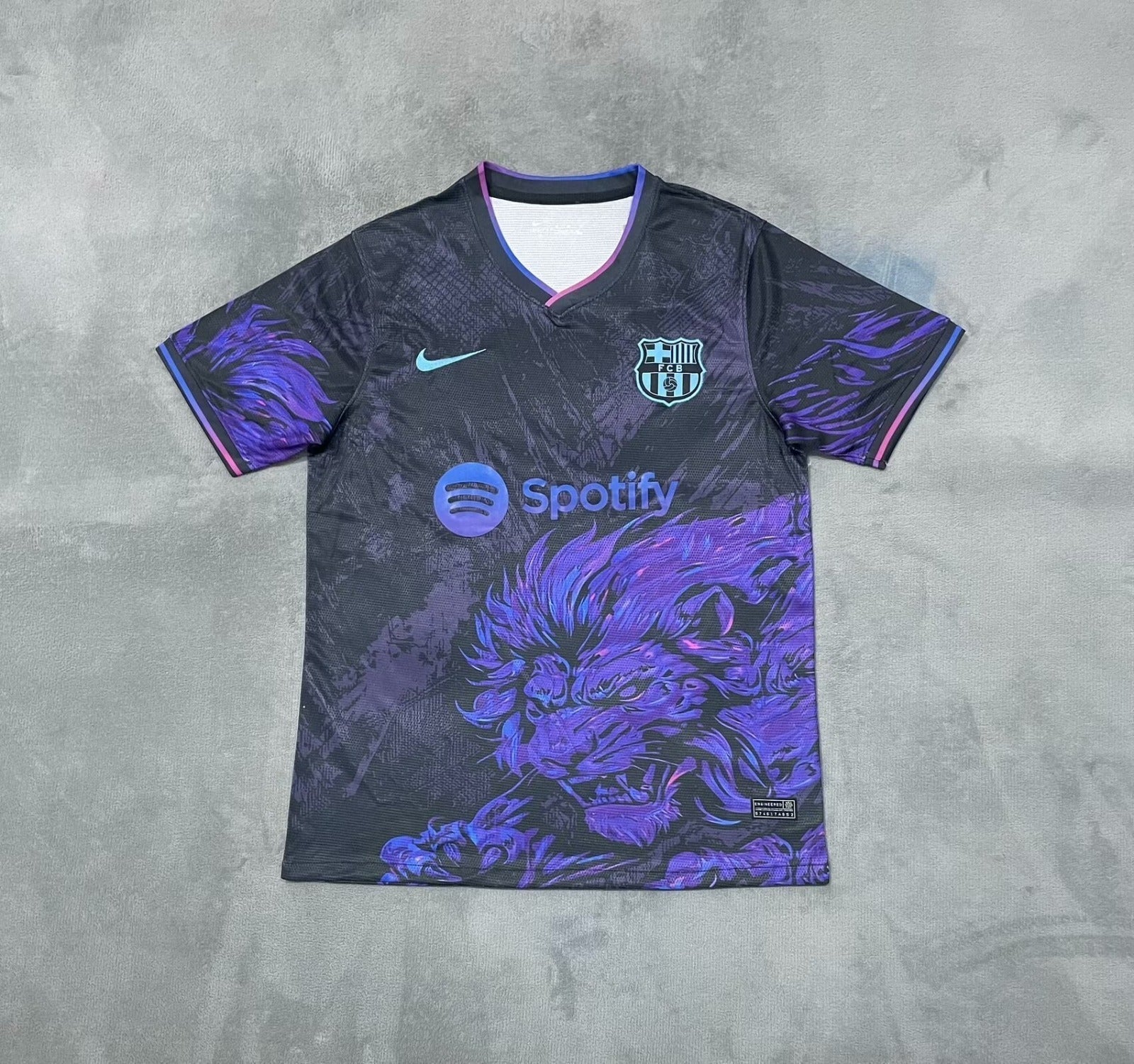 Maillot 24/25 Barcelone Spécial Q de Le 12, maillot de football avec logo et design du club sur le devant.