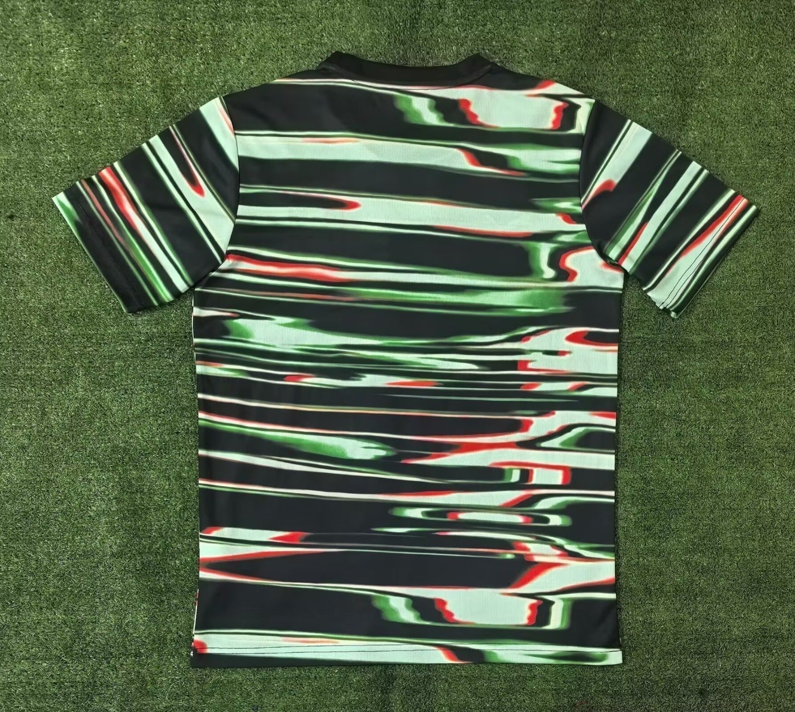 Maillot Portugal 25/26 Le 12 -ème Maillot, version spéciale, en tissu sportif, avec les couleurs et les logos du Portugal.
