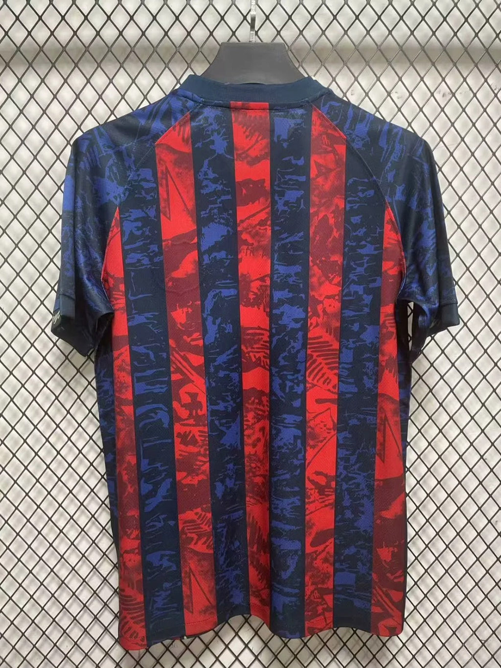 Maillot Barcelone 25/26 Le 12 -ème Maillot, maillot de football avec logo et design bleu et grenat, vue frontale.