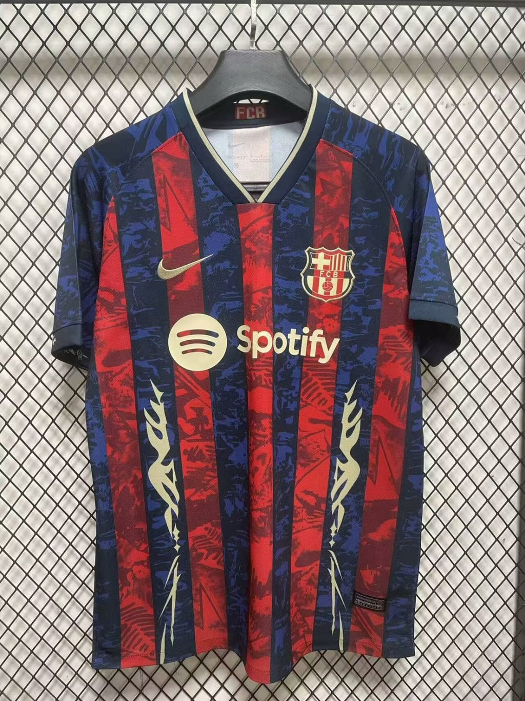 Maillot de football Barcelone 25/26 Le 12 -ème, couleur spéciale G, détails du design avec logo et manches bleues.