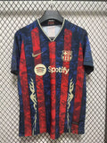 Maillot de football Barcelone 25/26 Le 12 -ème, couleur spéciale G, détails du design avec logo et manches bleues.