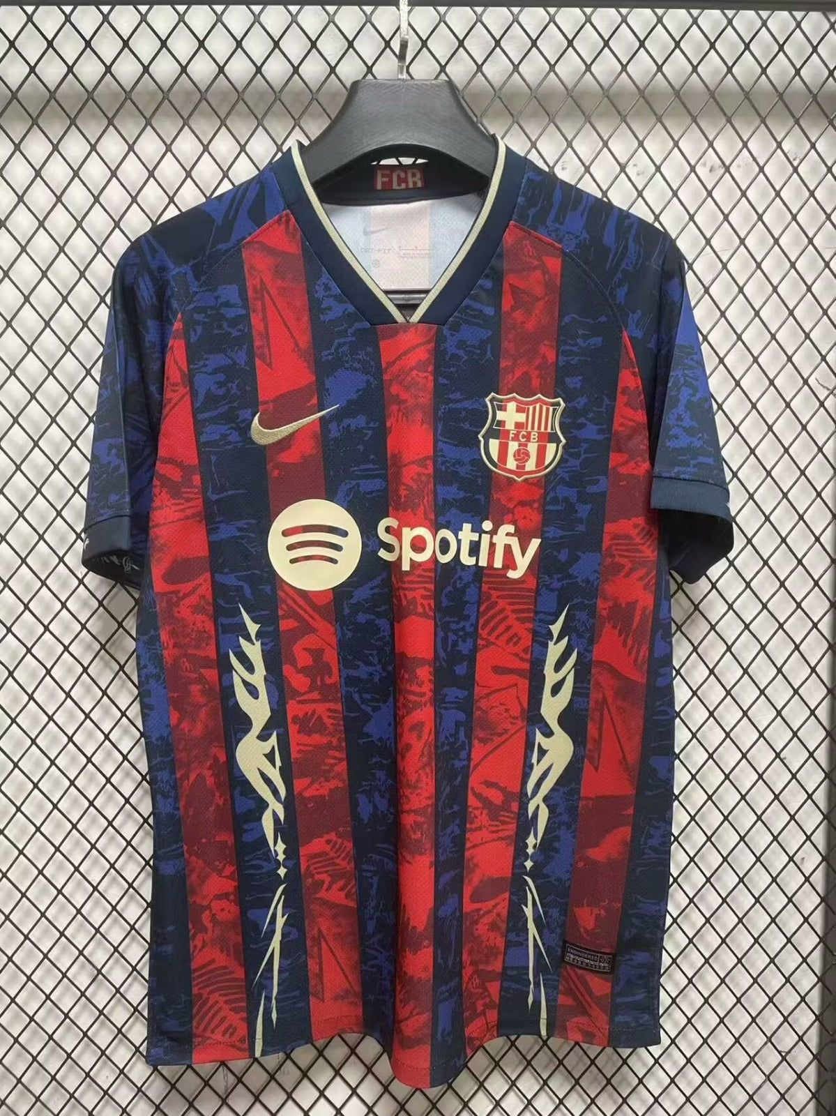 Maillot de football Barcelone 25/26 Le 12 -ème, couleur spéciale G, détails du design avec logo et manches bleues.