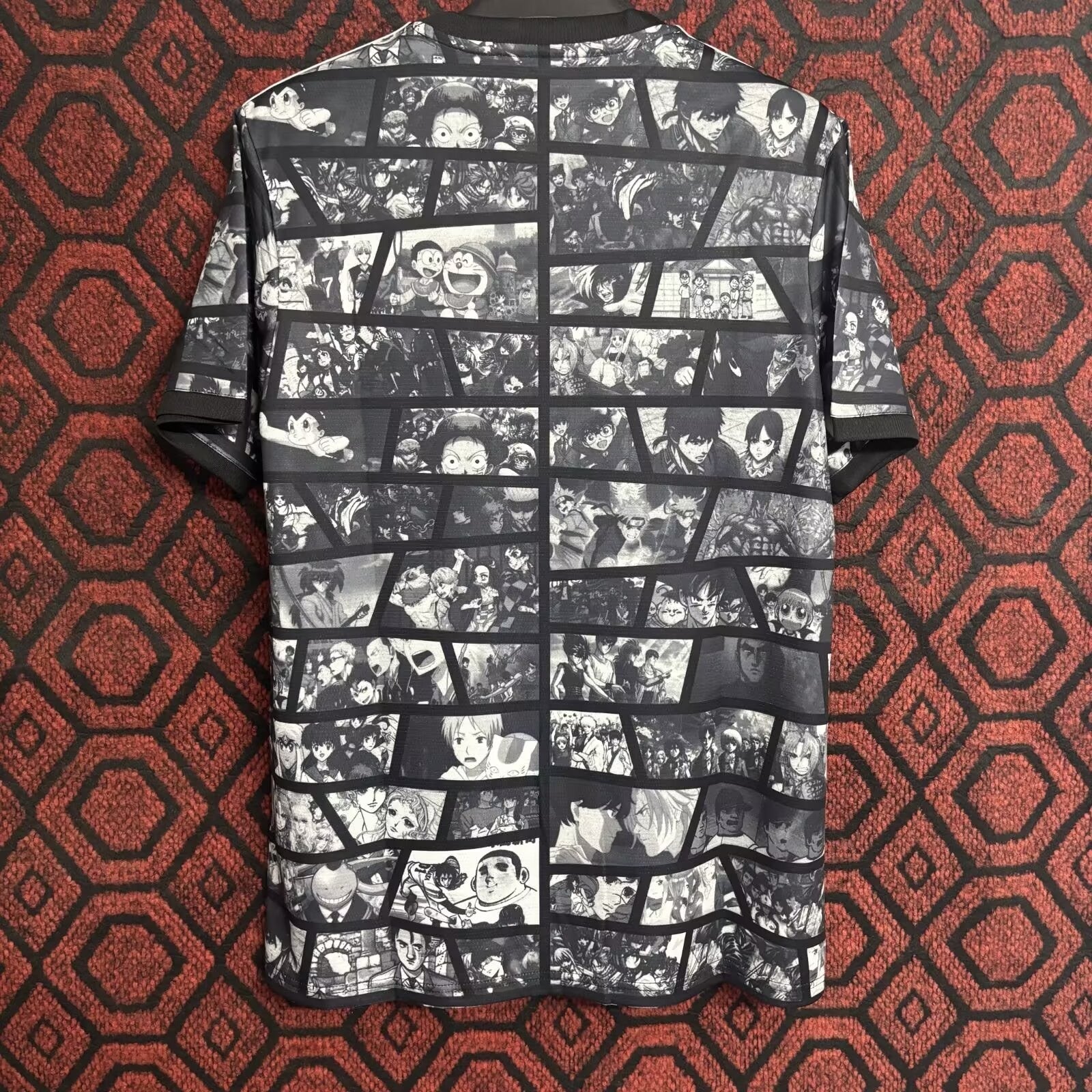 Maillot 25/26 Japon Le 12 -ème Maillot avec design anime, coloris bleu et blanc, porté sur mannequin.