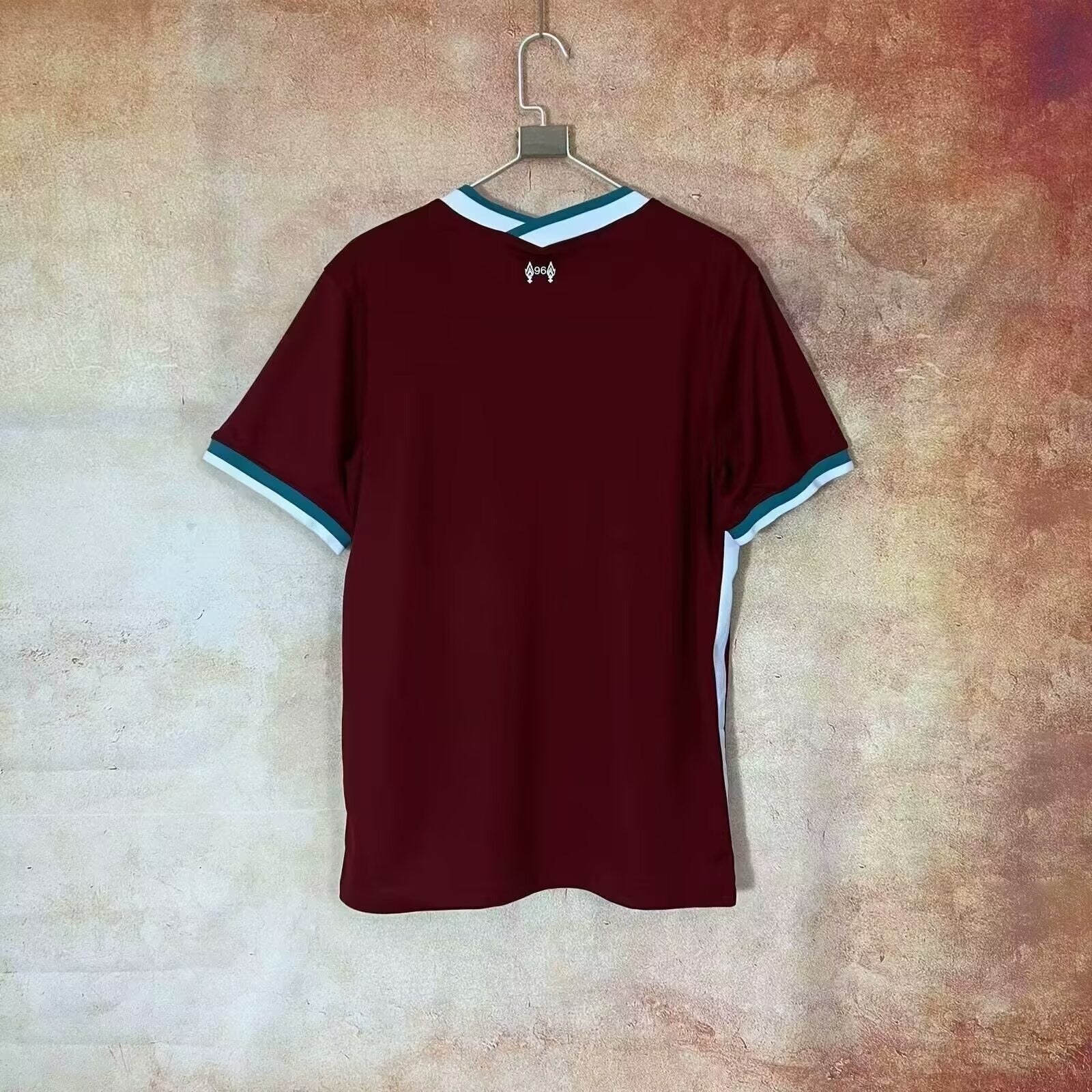Maillot de football Liverpool 25/26 Le 12 -ème Maillot, maillot officiel avec logo et détails du club.