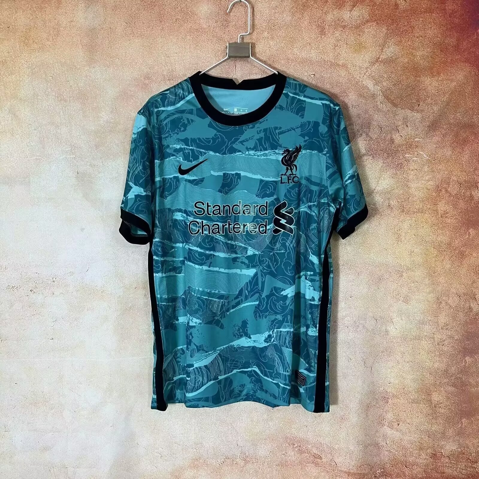 Maillot de football Liverpool 25/26, modèle spécial, en tissu rouge avec logo et détails blancs, par Le 12 -ème Maillot.