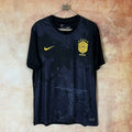 Maillot de football Brésil 25/26 Le 12-ème Maillot, design spécial rouge et jaune, logo et détails visibles.