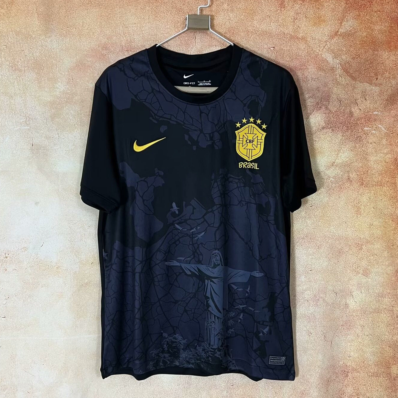 Maillot de football Brésil 25/26 Le 12-ème Maillot, design spécial rouge et jaune, logo et détails visibles.