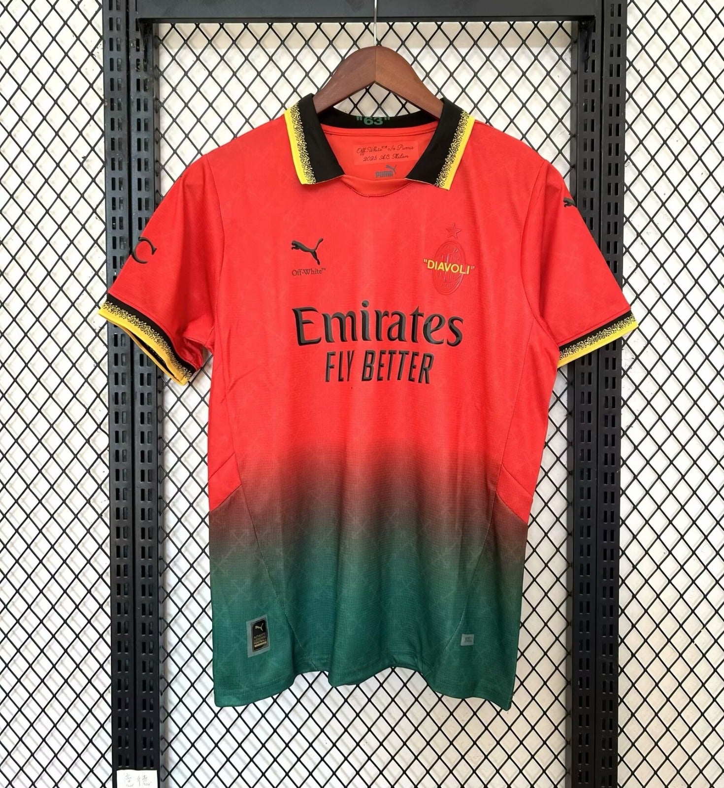 Maillot 25/26 AC Milan Le 12, maillot de football avec logo et couleurs rouges et noires, vue de face.
