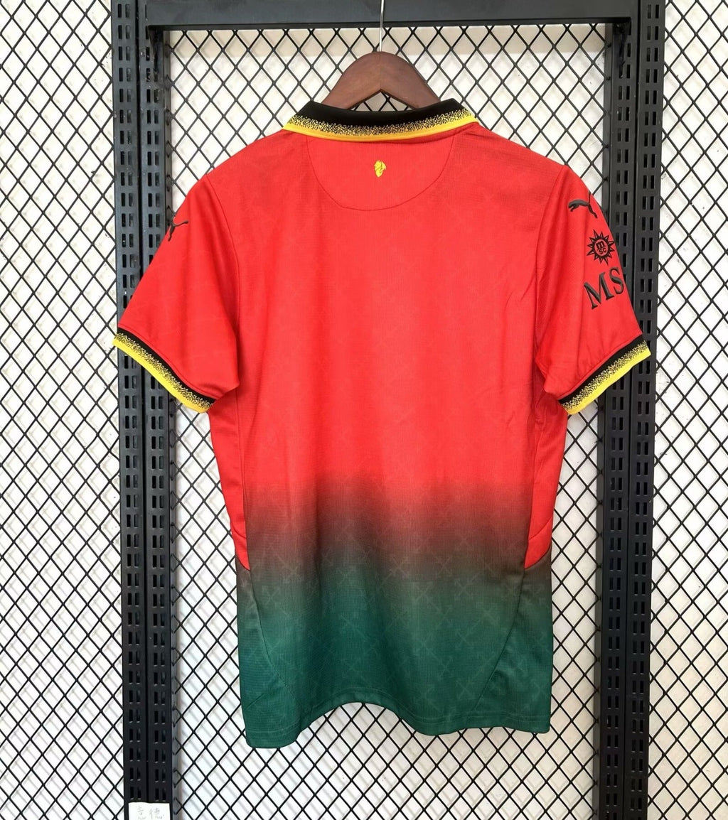 Maillot 25/26 AC Milan Le 12, maillot de football avec logo et couleurs officielles, vue front sur le maillot.