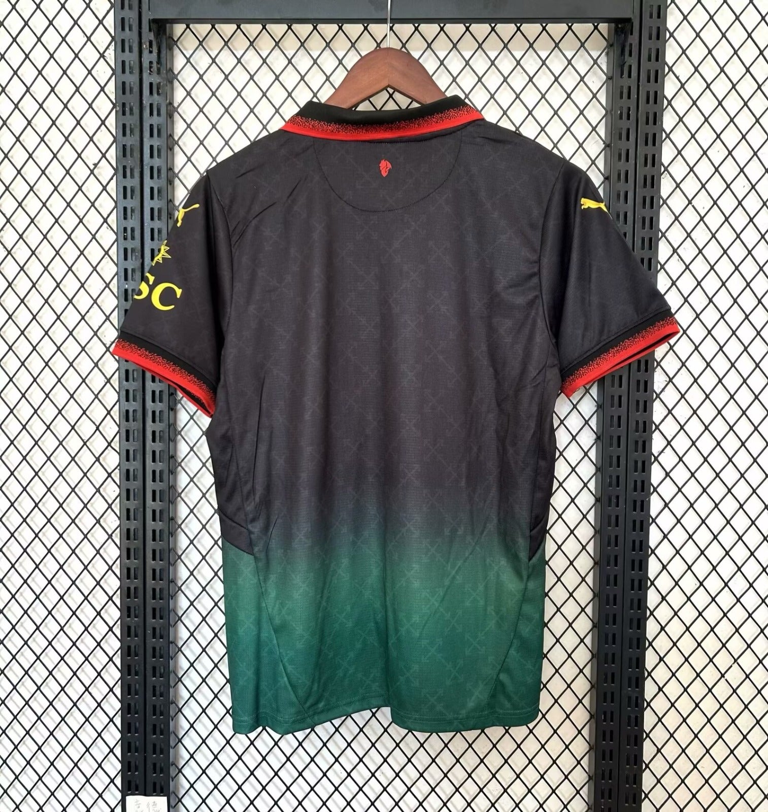 Maillot de football AC Milan 25/26 Le 12 avec logo et design officiel, vue frontale du maillot spécial pour la saison.