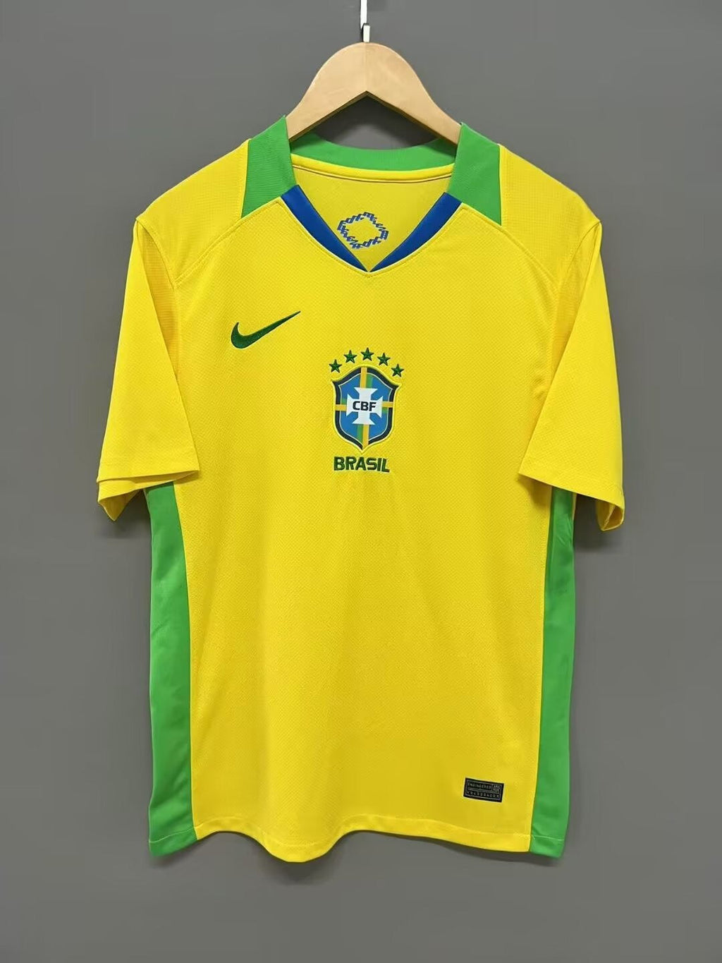 Maillot de football Brésil 25/26, marque Le 12, vue avant avec logo et design coloré, pour supporters et collectionneurs.