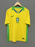 Maillot de football Brésil 25/26, marque Le 12, vue avant avec logo et design coloré, pour supporters et collectionneurs.