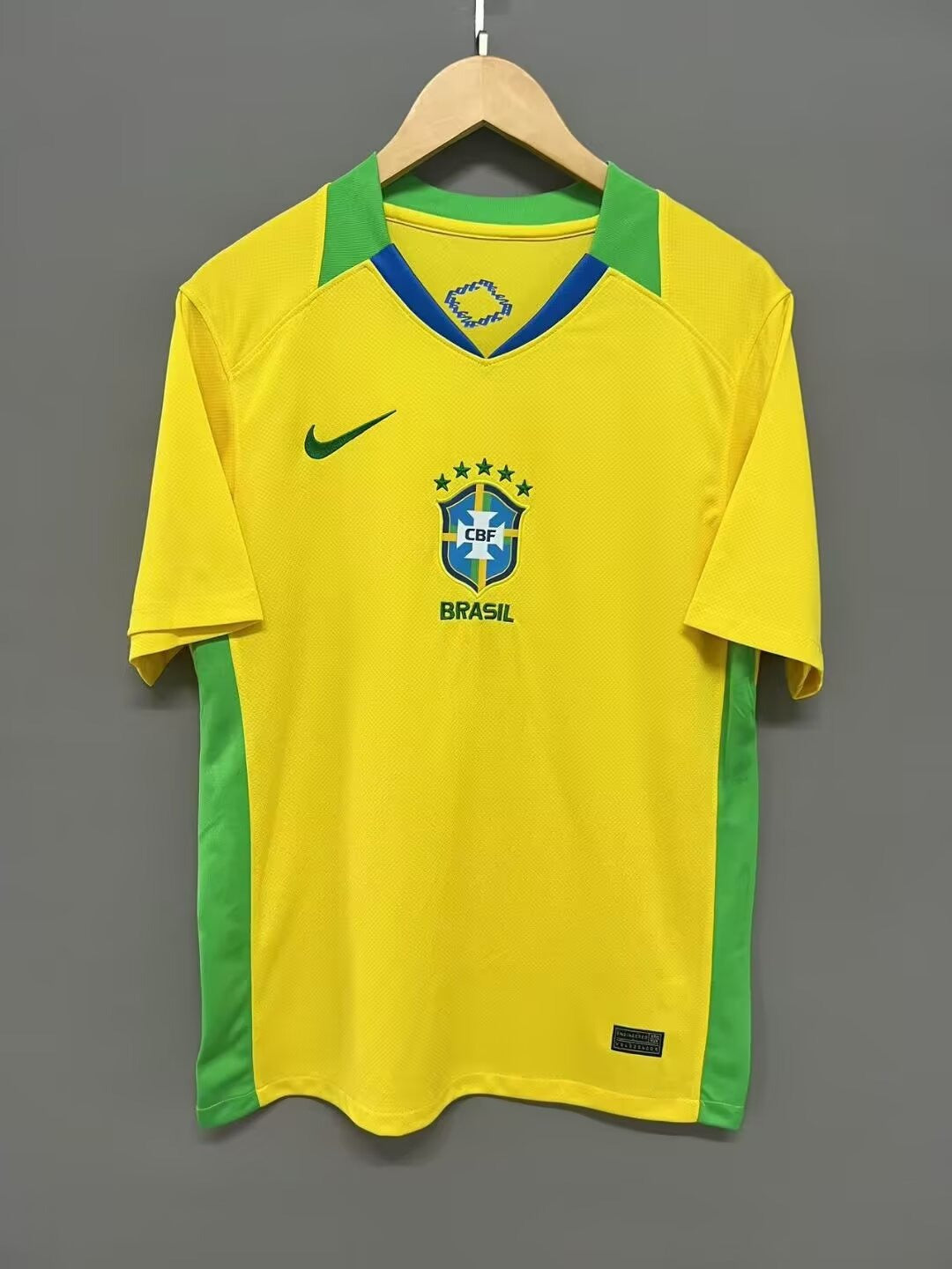 Maillot de football Brésil 25/26, marque Le 12, vue avant avec logo et design coloré, pour supporters et collectionneurs.